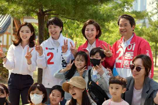 나경원(오른쪽 두번째) 전 자유한국당 원내대표가 지난 5월28일 경기 고양시 일산동구 일산호수공원에서 이동환(오른쪽 첫번째) 고양시장 후보 선거 지원을 하고 있다. 왼쪽부터 전직 당구 국가대표인 차유람 국민의힘 중앙선거대책위원회 문화체육특보, 김은혜 국민의힘 경기도지사 후보, 나경원 전 원내대표, 이동환 후보.<나경원 전 국회의원 페이스북>